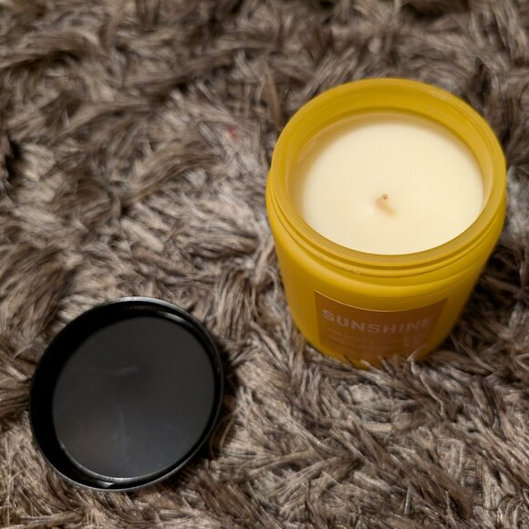 Bath & Body Works Sunshine & Daffodils Single Wick 7 oz Candle NEW DISCONTINUED - Picture 3 of 3